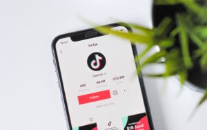 TikTok amuse nos ados… mais inquiète les gouvernements