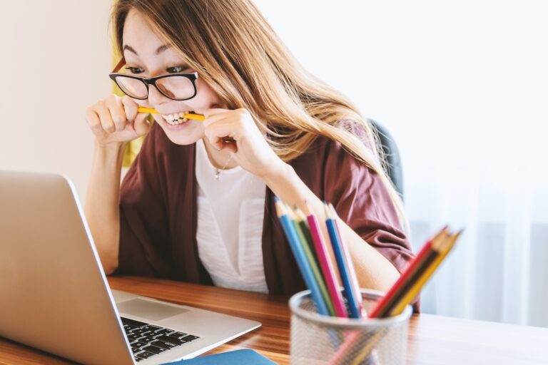 Maman stressée devant son écran d'ordinateur