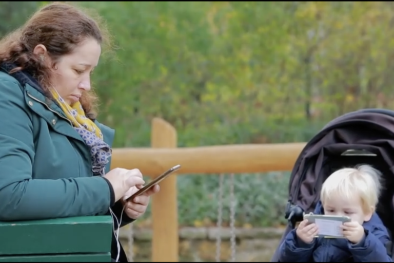 Image extraite du documentaire "Et si on levait les yeux ? Une classe face aux écrans" - 2024