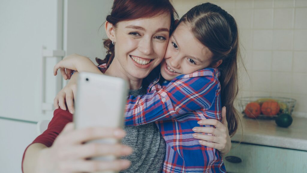maman et sa fille qui font un selfie pour les réseaux sociaux - shareting