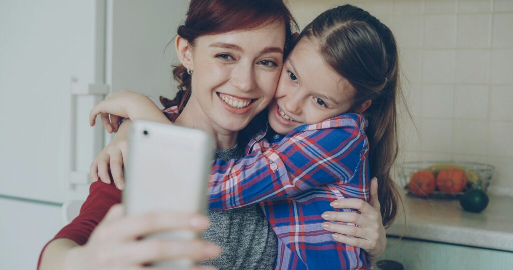 maman et sa fille qui font un selfie pour les réseaux sociaux - shareting