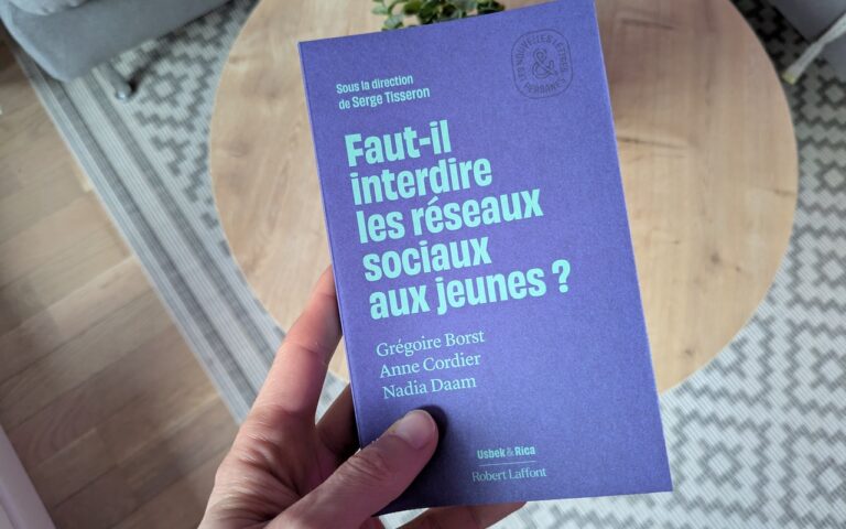 Couverture du livre "Faut-il interdire les réseaux sociaux aux jeunes" - Octobre 2025