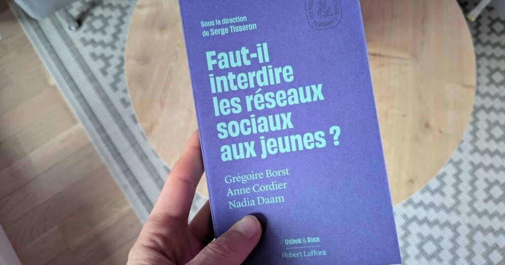Couverture du livre "Faut-il interdire les réseaux sociaux aux jeunes" - Octobre 2025