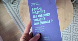 Couverture du livre "Faut-il interdire les réseaux sociaux aux jeunes" - Octobre 2025