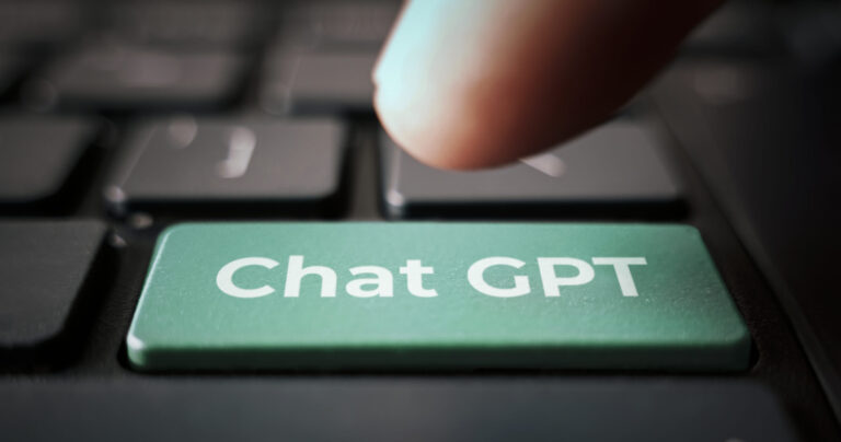 Bouton ChatGPT sur un clavier d'ordinateur utilisé par un adolescent