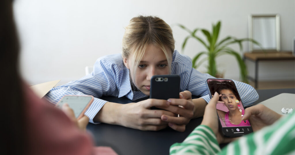 ados accros aux réseaux sociaux : faut-il interdire aux moins de 15 ans ?