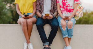 Santé des ados et réseaux sociaux : ce que dit le rapport de l&rsquo;Anses